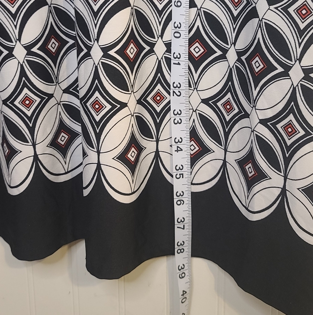 Tacera Black And Whithe Geometric Pattern Top. It has eyelets for a headband but - Picture 12 of 12